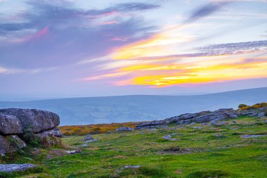 Dartmoor Ulusal Parkı 'nın günbatımı manzarası, İngiltere' nin güneybatısında Devon eyaletinde geniş bir bataklık.