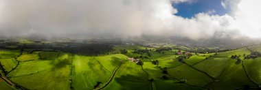 Galler 'deki Brecon şehrinin yakınlarındaki tarlaların havadan görüntüsü
