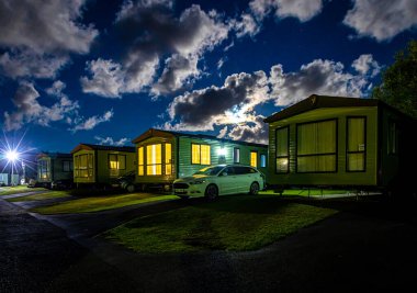Cornwell, İngiltere 'de okyanus kıyısındaki karavan parkı.