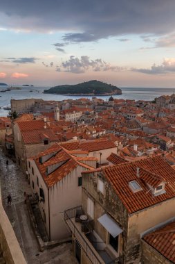 Hırvatistan 'da yaz aylarında Dubrovnik' in eski kent manzarası