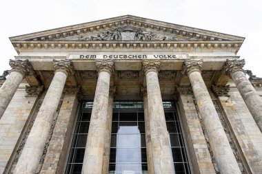 Berlin 'de yaz günü Reichstag manzarası