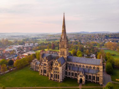 İlkbahar sabahı Salisbury Katedrali 'nin havadan görünüşü