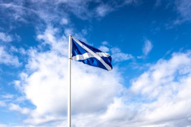 İskoçya bayrağı, aynı zamanda St Andrew Haçı ya da Saltire, İngiltere olarak da bilinir.