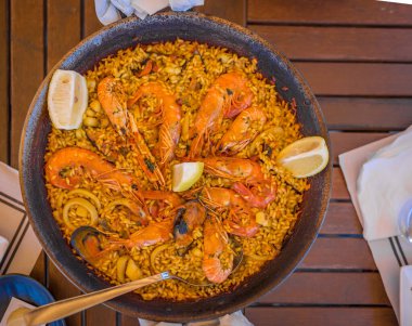 Paella İspanya 'da deniz kenarında