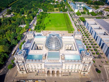 Yaz günü Berlin 'de Reichstag' ın hava manzarası