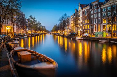 Hollanda 'daki Amsterdam kanallarının gece görüşü