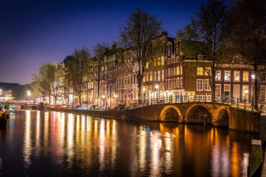 Hollanda 'daki Amsterdam kanallarının gece görüşü