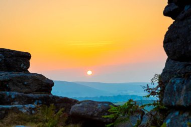 Dartmoor Ulusal Parkı 'nın günbatımı manzarası, İngiltere' nin güneybatısında Devon eyaletinde geniş bir bataklık.