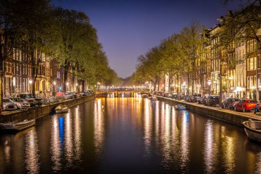 Hollanda 'daki Amsterdam kanallarının gece görüşü