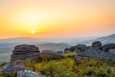 Dartmoor Ulusal Parkı 'nın günbatımı manzarası, İngiltere' nin güneybatısında Devon eyaletinde geniş bir bataklık.