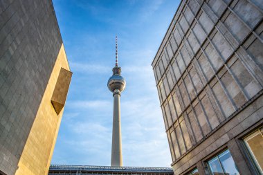 Berlinli Fernsehturm yaz akşamı, Berlin
