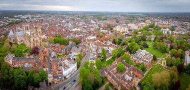 Bulutlu bir günde York Bakanının hava manzarası, İngiltere