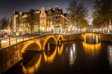 Hollanda, Amsterdam 'daki Leidsegracht köprüsünün gece manzarası