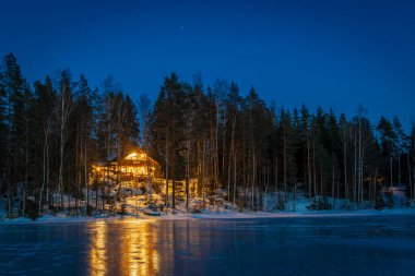 Kış gecesinde göl evi