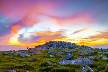 Dartmoor Ulusal Parkı 'nın günbatımı manzarası, İngiltere' nin güneybatısında Devon eyaletinde geniş bir bataklık.