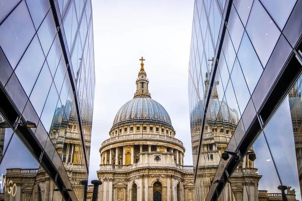 ロンドンの曇った日の聖パウロ大聖堂 — ストック写真