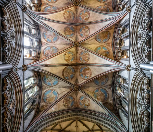 索尔兹伯里大教堂的内部 — 图库照片