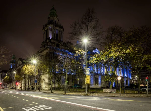 英国贝尔法斯特市政厅在夜间 — 图库照片