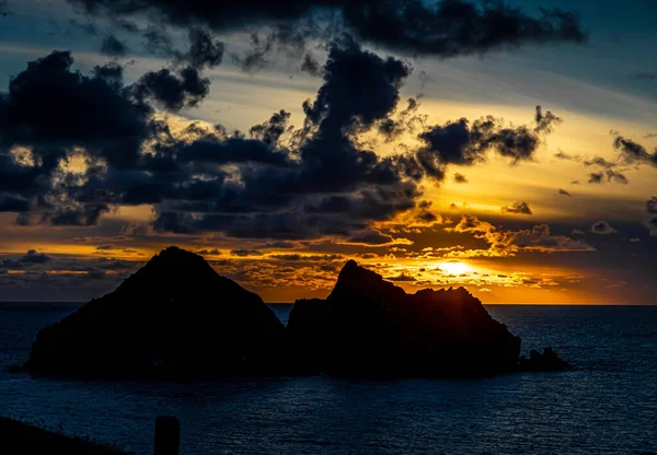 Gull Rock Tramonto Nella Baia Hollywell Cornovaglia Regno Unito — Foto Stock