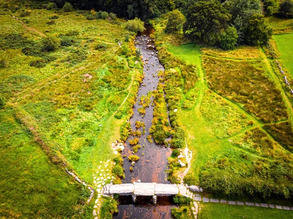 Widok Postbridge Clapper Bridge Parku Narodowym Dartmoor Jest Rozległym Wrzosowiskiem — Zdjęcie stockowe