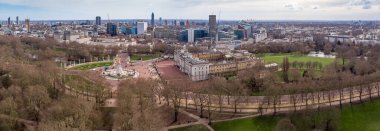 Güneşli bir günde Londra 'daki Yeşil Park' ın havadan görünüşü