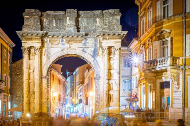 Hırvatistan 'ın Pula kentinde Roma binalarının manzarası