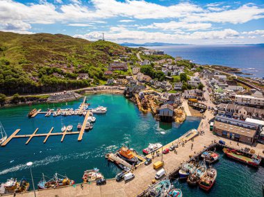 İskoçya 'nın batı kıyısında, Lochaber' da bulunan Mallaig limanının havadan görüntüsü.