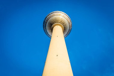 Berlinli Fernsehturm yaz akşamı, Berlin
