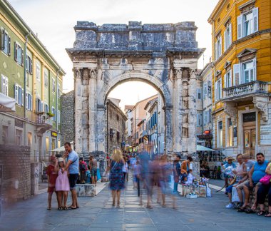 Hırvatistan 'ın Pula kentinde Roma binalarının manzarası