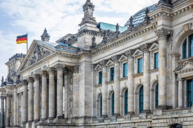 Berlin 'de yaz günü Reichstag manzarası