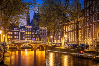 Hollanda 'daki Amsterdam kanallarının gece görüşü