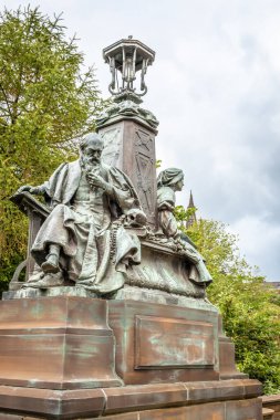 Bulutlu bir günde Glasgow Üniversitesi manzarası, İskoçya