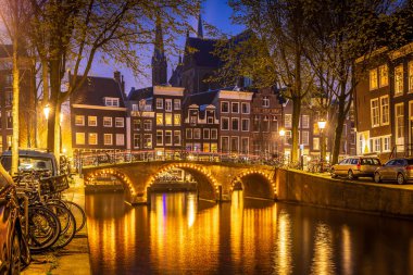 Hollanda 'daki Amsterdam kanallarının gece görüşü