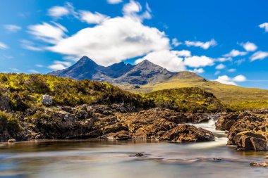 İngiltere, İskoçya 'daki Skye Adası' nda bulunan kayalık dağların oluşturduğu Cuillin tepelerinin uzun pozlama manzarası.