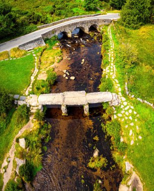 Dartmoor Ulusal Parkı 'ndaki Postbridge Clapper Köprüsü manzarası İngiltere' nin güneybatısında Devon ilinde geniş bir bozkırdır.