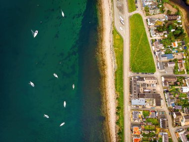 Inner Hebrides, İskoçya, İngiltere 'deki Skye Adası' ndaki Kyleakin köyünün hava görüntüsü.
