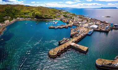 İskoçya 'nın batı kıyısında, Lochaber' da bulunan Mallaig limanının havadan görüntüsü.