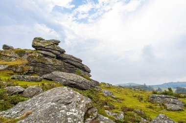 Dartmoor Ulusal Parkı 'nın günbatımı manzarası, İngiltere' nin güneybatısında Devon eyaletinde geniş bir bataklık.