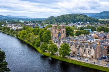 Ness Nehri 'nin Moray Firth ile buluştuğu İskoçya' nın kuzeydoğu kıyısındaki Inverness şehri. İskoçya 'nın en büyük şehri ve kültürel başkentidir..