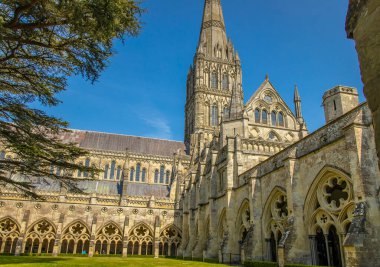 Güneşli bir günde Salisbury Katedrali