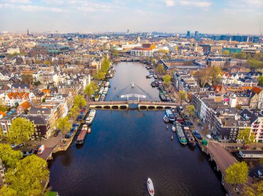Sabah Hollanda, Amsterdam 'da ince bir köprü.