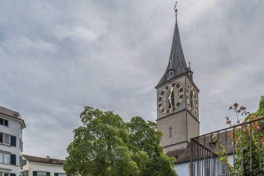Kirche St. Peter yazın Zürih 'in merkezinde, İsviçre