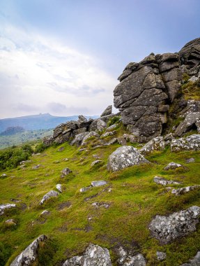 Dartmoor Ulusal Parkı 'nın günbatımı manzarası, İngiltere' nin güneybatısında Devon eyaletinde geniş bir bataklık.