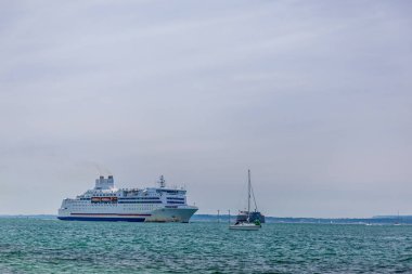 İngiliz kanal feribotu yazın Portsmouth, İngiltere 'ye giriş yapıyor.