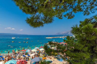 Hırvatistan 'da yaz aylarında Baska Voda manzarası