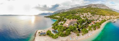 Brela 'nın yaz ayındaki hava manzarası, Hırvatistan