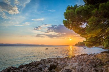 Yazın Adriyatik Denizi 'nde gün batımı