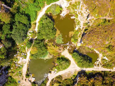 Dartmoor Ulusal Parkı 'ndaki Haytor Kayaları manzarası İngiltere' nin güneybatısındaki Devon ilinde geniş bir bozkırdır.