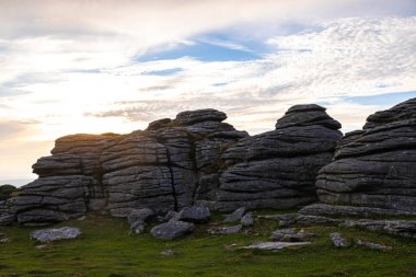 Dartmoor Ulusal Parkı 'nın günbatımı manzarası, İngiltere' nin güneybatısında Devon eyaletinde geniş bir bataklık.