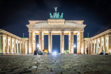 Yazın alacakaranlıkta Brandenburg kapısı, Berlin